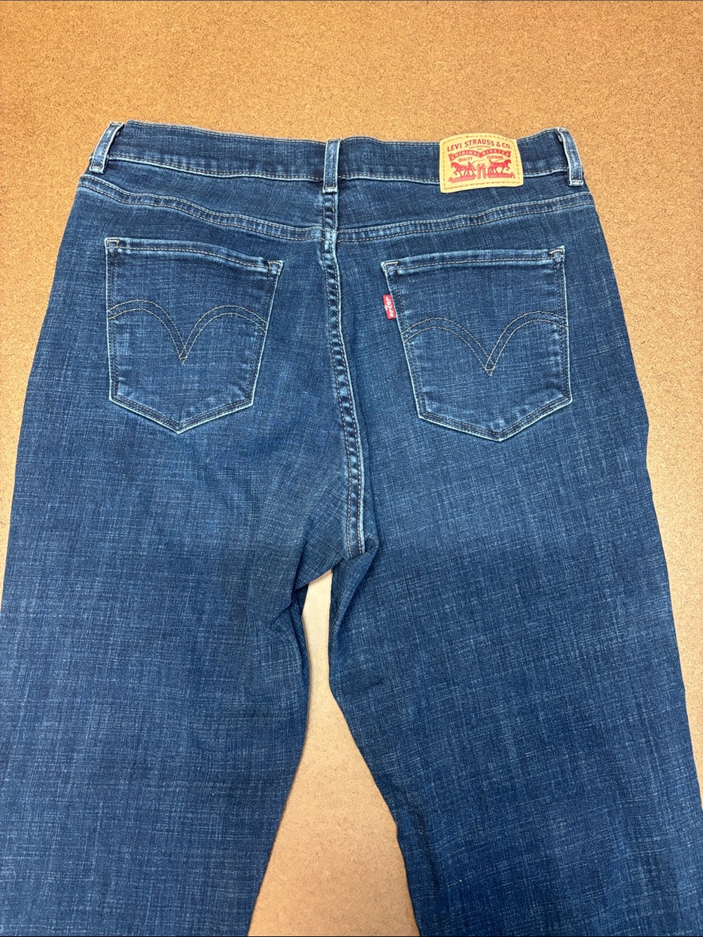 Levi's Women's 29x30 Classic Straight Leg Stretch Jeans in Dark Blue Denim